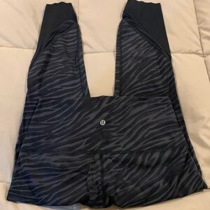 Lululemon Womens Black&Gray Legging. Size 8. EUC with no snags or pilling.‌‌‌‌‌
